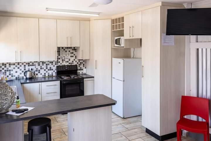 Mykhaya-Your Home Away From Home Kempton Park Exterior photo