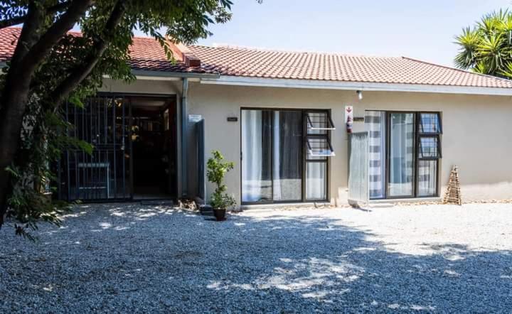 Mykhaya-Your Home Away From Home Kempton Park Exterior photo